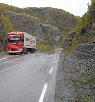 Lastbil på vej i bjergrigt område